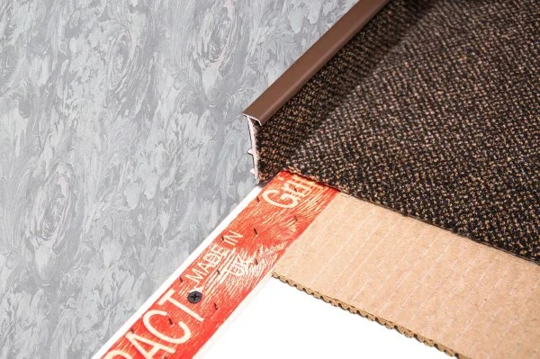 Плинтус для ковролина Korner Listwa 105 Темно-коричневый 2,5м (50мм) в Дзержинске