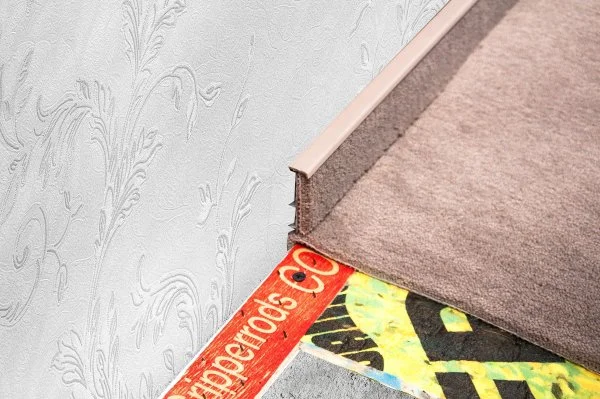 Плинтус для ковролина Korner Listwa 102 Беж 2,5м (50мм) в Дзержинске